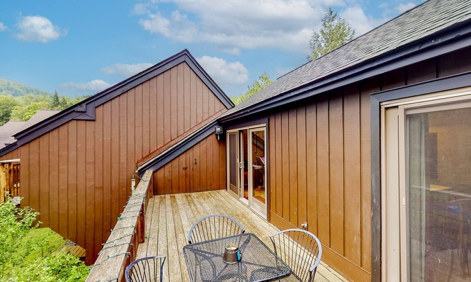 Waitsfield Condominio | Two-story, creekside condo with great deck, pool & tennis - near Mad River Glen