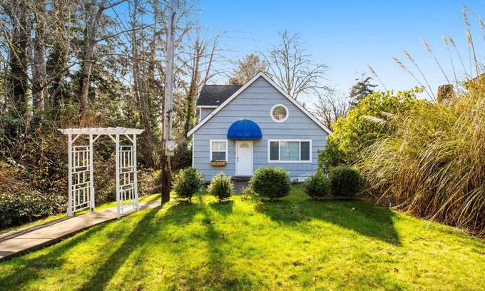 Netarts Casa | Two-story getaway with a washer/dryer, central AC, & WiFi - dogs welcome