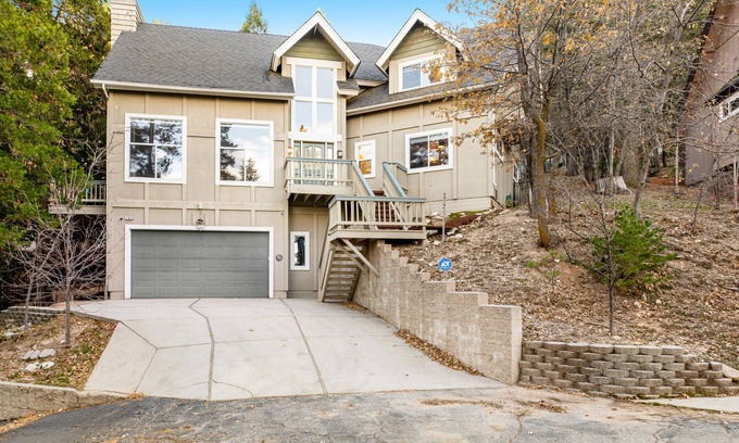 Blue Jay Cabina | Two-story mountain retreat with two fireplaces & a furnished deck - near golf