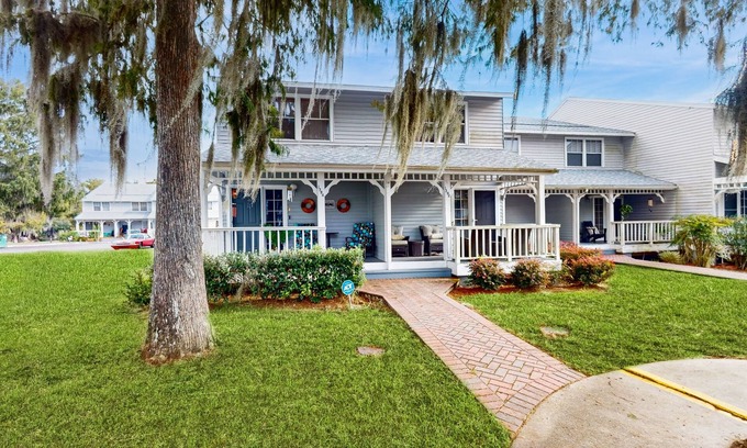 Inverness Casa | Two-story townhome with lake access, pool, bbq grill, screened patio
