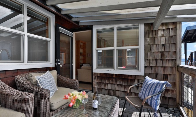 Langley Condominio | Two-story townhouse just steps from the waters edge with a private deck. Perfect accommodations for families. Recently remodeled. Beautifully appointed