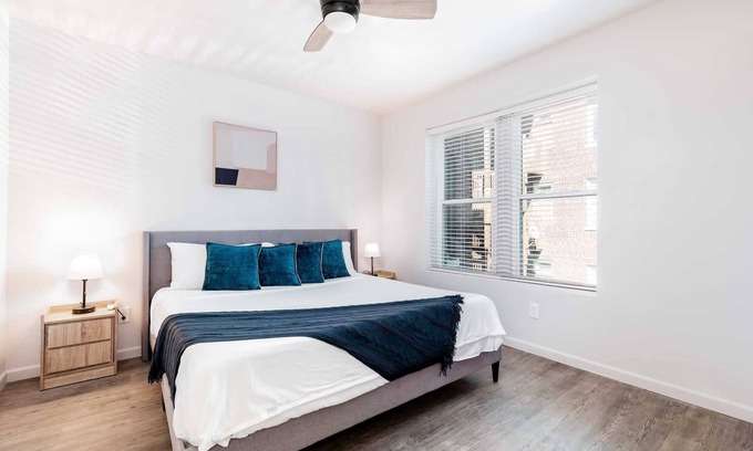 DeBaliviere Place Apartamento | Two Stylish 2BR Apt CozySuites w parking