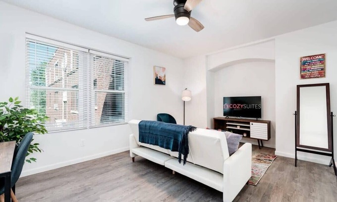 DeBaliviere Place Apartamento | TWO Stylish Spacious 2BR Apt CozySuites w/parking!