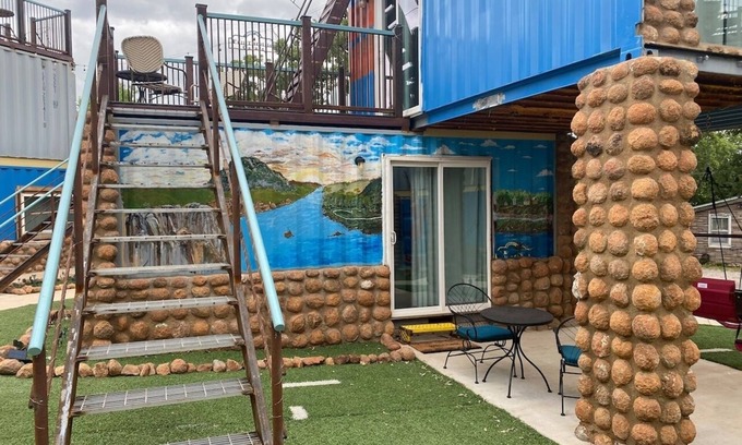 Fort Sill Apartamento | Two Tiny Houses Stacked together for twice the fun!