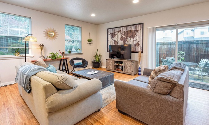 Corvallis Casa | TWO townhomes for your giant group!