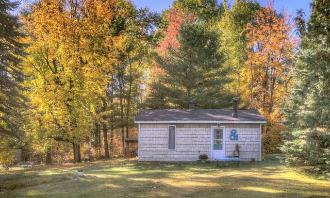 Northeastern Michigan Casa | Two Trees: Lake Huron Cottage on the Sunrise Side; dog friendly