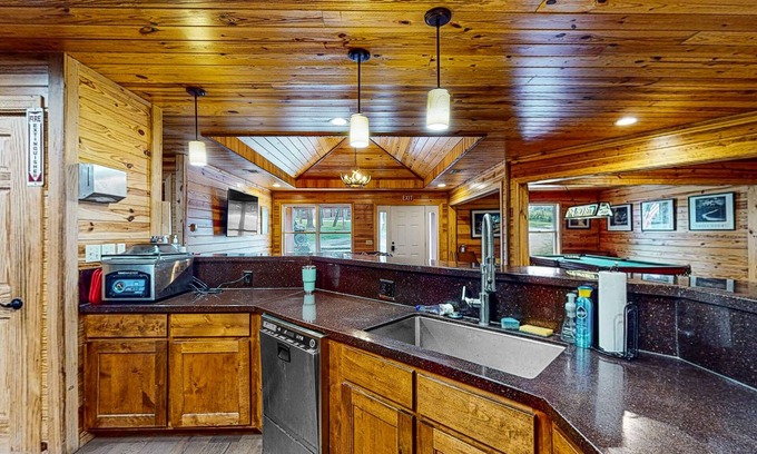 Maysville Cabina | Two water-view cabins with grills, fireplaces, shared amenities, cable, AC