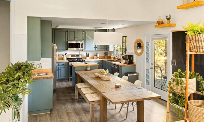 Blue Jay Casa | “Two Wolves” Spacious Mountain Nature Haven w/ 5 decks, 3 fireplaces.