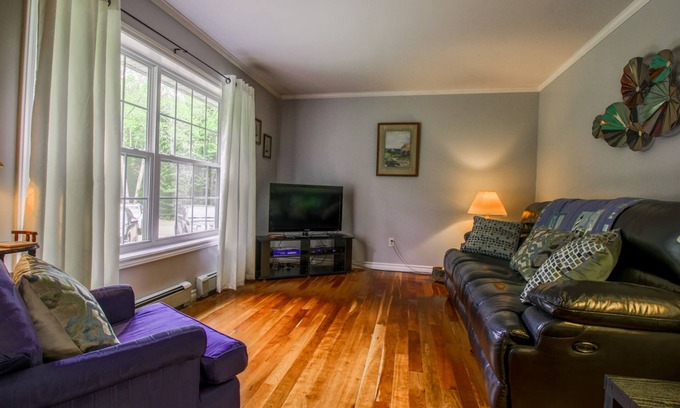 Waldoboro Casa | Two wonderful homes on the river with fast WiFi, furnished decks, grills & W/D