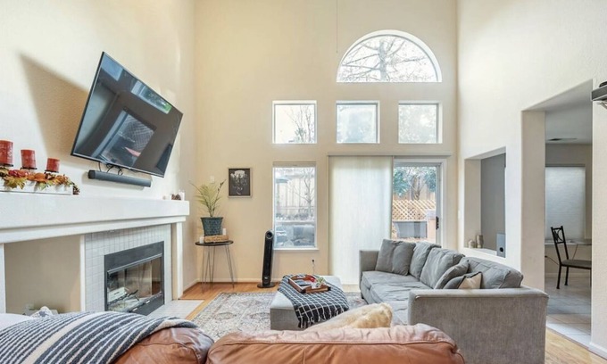 Rocklin Casa | TwoStory comfy Family Home 🪵🔥Fully Stocked, located in the heart of Rocklin,CA