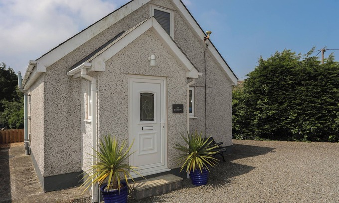 Pen-y-sarn Cabaña | TY BACH TWT, pet friendly, character holiday cottage in Amlwch