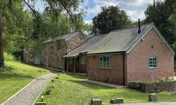 Overton-on-dee Casa | TY BONT, pet friendly, character holiday cottage in Overton-On-Dee