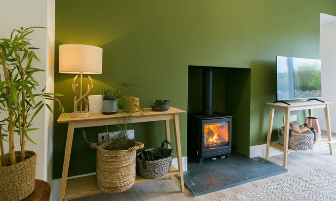 Bodorgan Cabaña | Ty Cadwgan - a cosy fire that sleeps 4 guests in 2 bedrooms