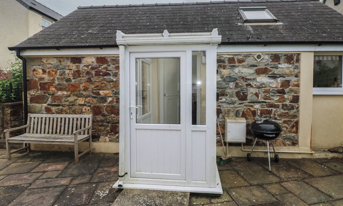 Dinas Cross Cabaña | TY CANOL, pet friendly, character holiday cottage in Dinas Cross