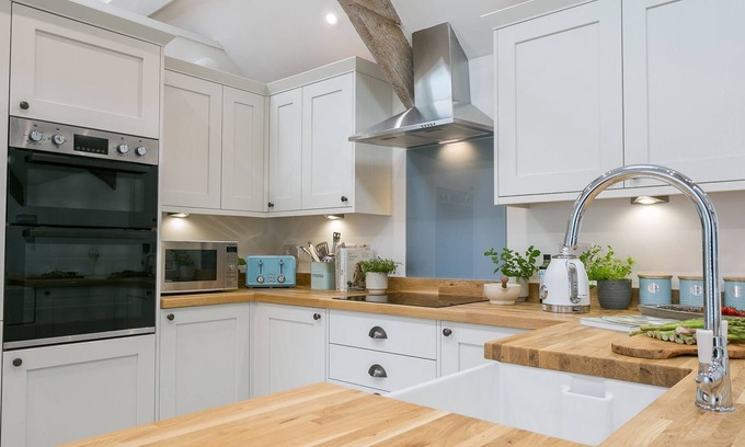 Pentraeth Cabaña | Ty Capel - a dog that sleeps 8 guests in 4 bedrooms