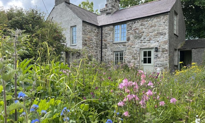Llanengan Casa | TY CAPEL ABERSOCH beaches, comfy beds, super Wi-Fi, TV, wood fires, garden, bbq