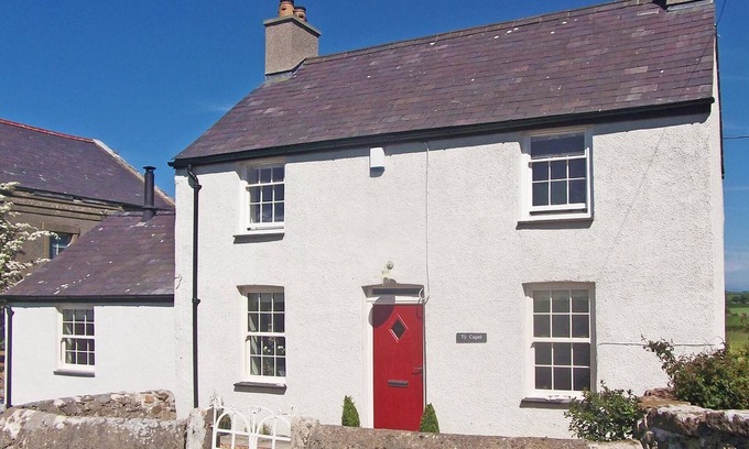 Bodffordd Cabaña | TY CAPEL BRYNTWROG, pet friendly, with open fire in Bryntwrog