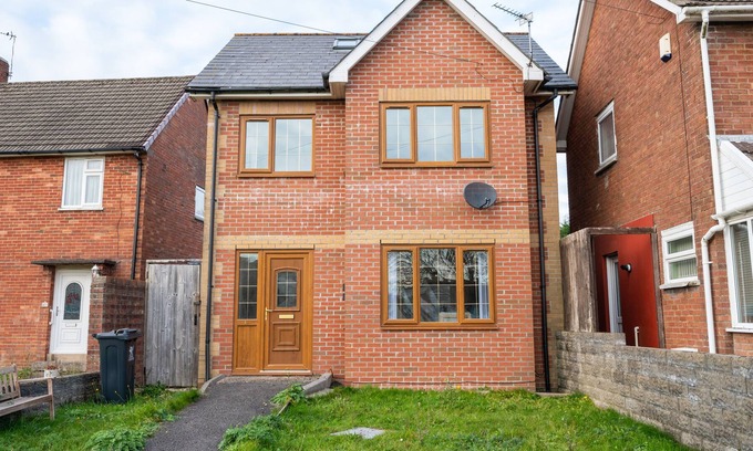 Llanishen Casa | Tŷ Coch by Tŷ SA in Wales - Free Parking