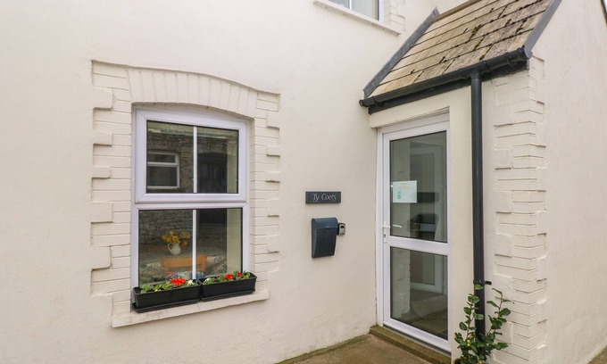 Llantwit Major Cabaña | TY COETS, MORFA FARM, pet friendly in Llantwit Major