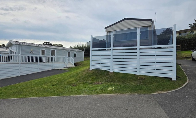 Looe Cabina | Ty-Dee Holiday Home inside Polperro Holiday