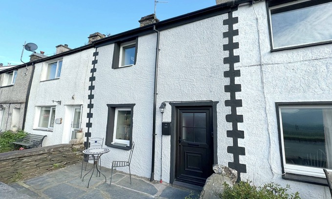 Ffestiniog Cabaña | TY DYFFRYN, pet friendly, with open fire in Llan Ffestiniog