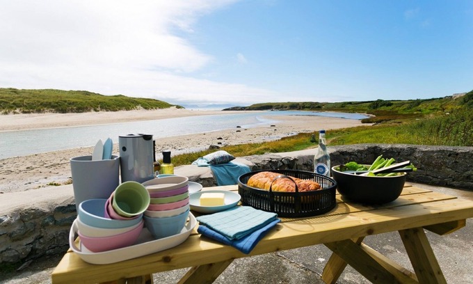 Ty Croes Apartamento | Ty Glan Y Mor - an on the beach that sleeps 6 guests in 3 bedrooms
