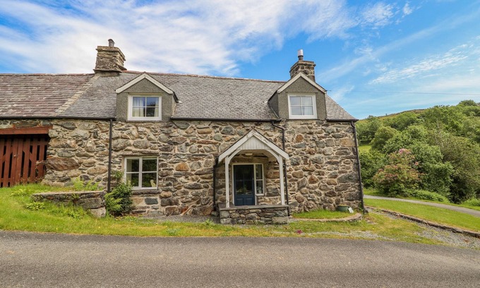 Llanelltyd Casa | TY GLAN YR AFON, pet friendly, with open fire in Dolgellau