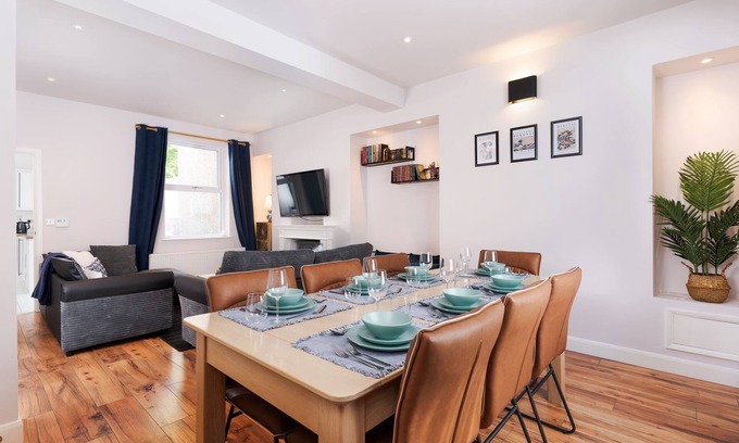 Glynneath Casa | Ty Gwladus a Einion