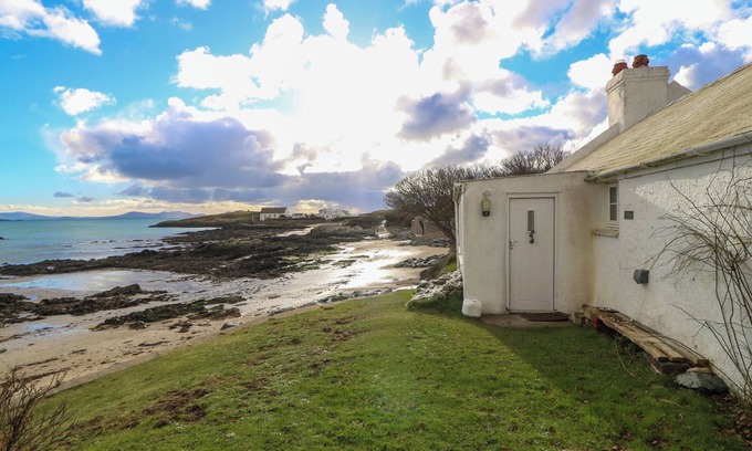 Rhoscolyn Casa | TY GWYN, pet friendly, country holiday cottage in Trearddur Bay