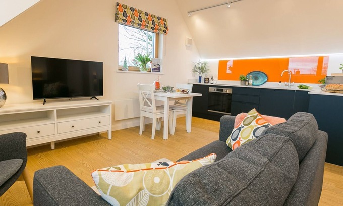 Llanfaelog Cabaña | Ty Haul - sleeps 2 guests in 1 bedroom