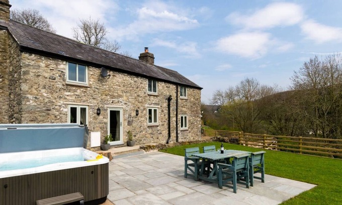 Abergele Casa | Disfrute de lo mejor de Gales del Norte en este escondite con estilo, con una bañera de hidromasaje, estufa de leña y freestan