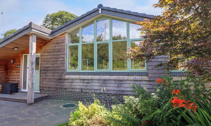 Llanfair Caereinion Cabaña | TY ISAF, pet friendly, with open fire in Llanfair Caereinion