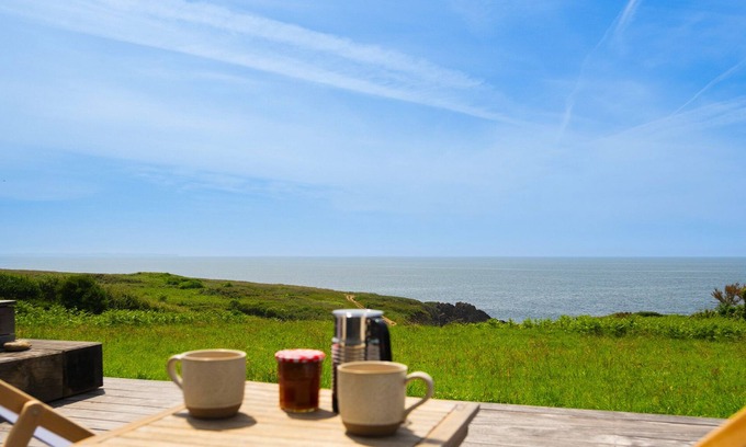 Kerherou Casa | "TY LANN DOUE" house sleeps 6 PANORAMIC VIEW OF THE SEA IN DOELAN