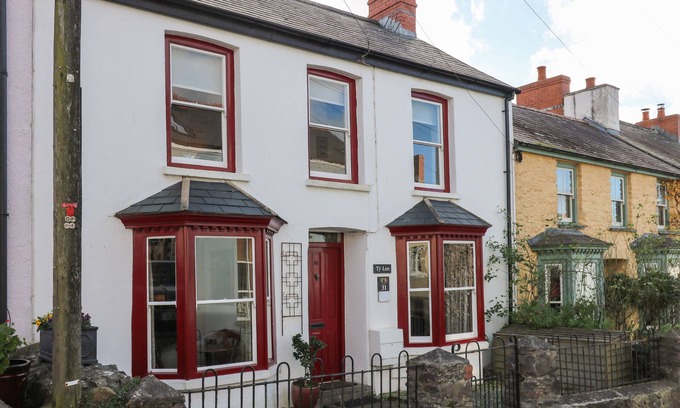 St Davids Cabaña | TY LEN, pet friendly, character holiday cottage in St Davids