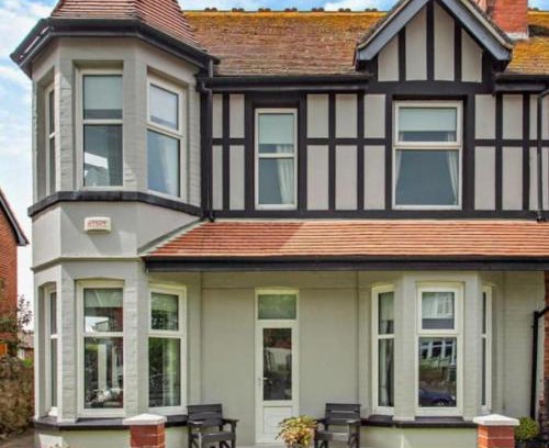 Llandudno Casa | Ty Llwyd - Luxury holiday home sleeping 8, Hot Tub available