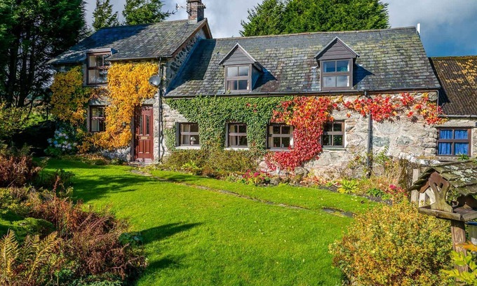 Llanuwchllyn Cabaña | Ty-Mawr | Self Catering Stone Farmhouse near Bala, North Wales