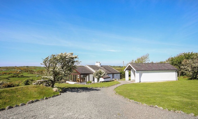 Rhoscolyn Cabaña | TY MYNYDD, pet friendly, with a garden in Rhoscolyn