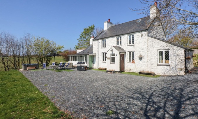 Garn Fadryn Cabaña | TY'N PWLL FARM, pet friendly, character holiday cottage in Nefyn