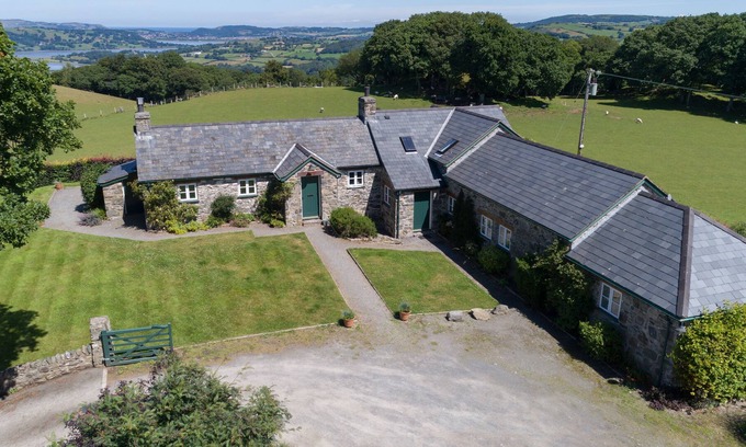 Eglwysbach Cabaña | Situado en Bodnant Estate, Ty Newydd tiene capacidad para 8 personas más una cuna de viaje en cuatro habitaciones.
