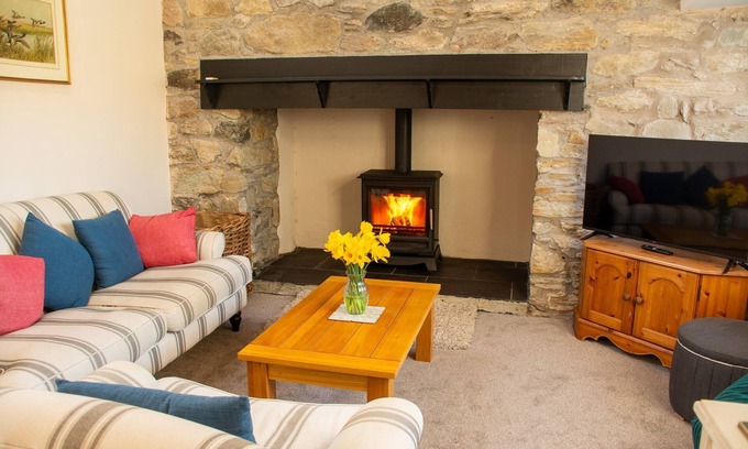 Rhoscolyn Cabaña | Ty'r Garreg - sleeps 7 guests in 4 bedrooms