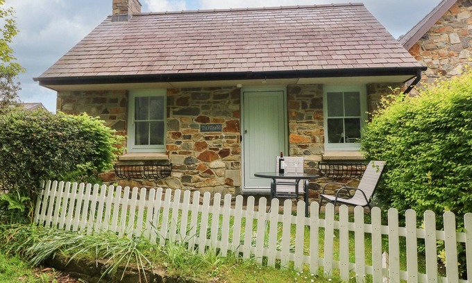 Newport Cabaña | TY RHYDD, with a garden in Newport, Pembrokeshire