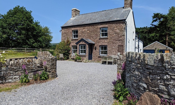 Tretower Casa | TY SINSIR, pet friendly, character holiday cottage in Crickhowell