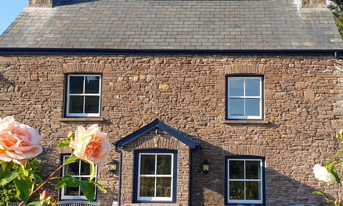 Tretower Cabaña | Ty Sinsir, Tretower. Castle & Mountain Views, Wood Fired Hot Tub, Huge Fire Pit