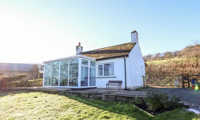 Llanfihangel Tal-y-llyn Casa | TY TWMP / TUMP COTTAGE, with a garden in Tal-Y-Bont-On-Usk