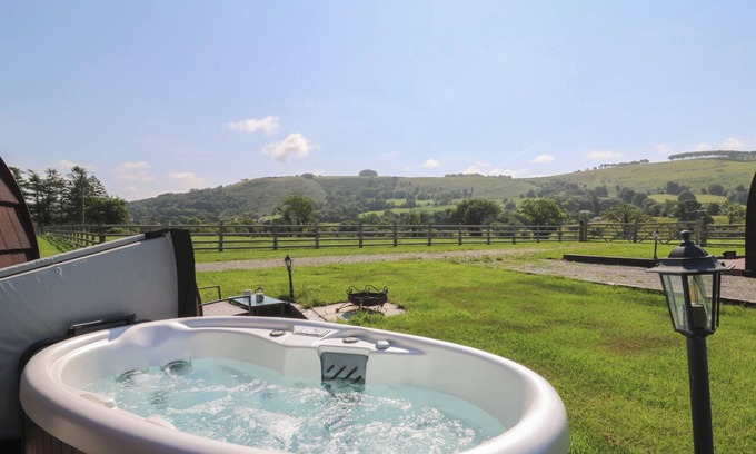 Bethania Cabaña | TY TWT TEIFI, romantic, with hot tub in Llanddewi-Brefi