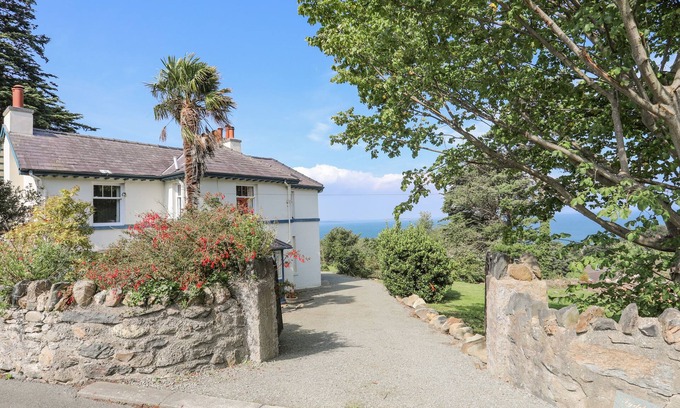Penmaenmawr Cabaña | TYDDYN AP IFAN, pet friendly, country holiday cottage in Penmaenmawr