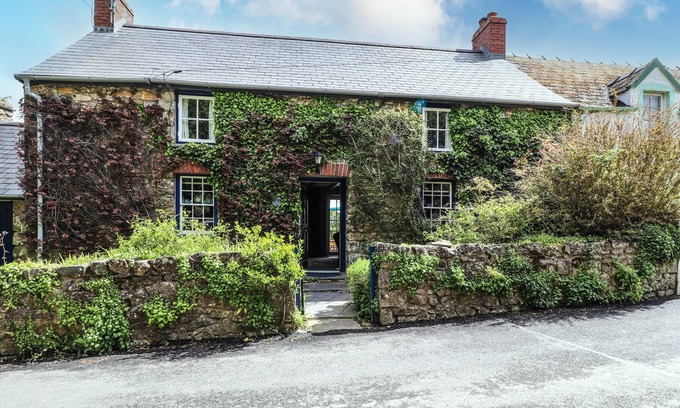Newport Cabaña | TYDDYN BACH, family friendly in Newport, Pembrokeshire