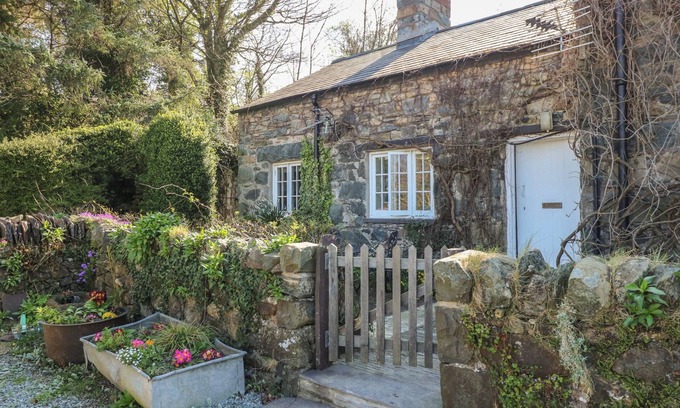 Bangor Cabaña | TYDDYN ISAF BACH, romantic, with open fire in Talybont Near Bangor