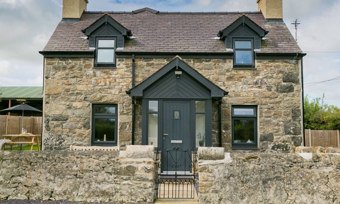 Elim Cabaña | Tyn Y Coed - a remote that sleeps 6 guests in 3 bedrooms