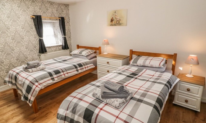 Brynsiencyn Casa | Tyn Y Giat, BRYNSIENCYN